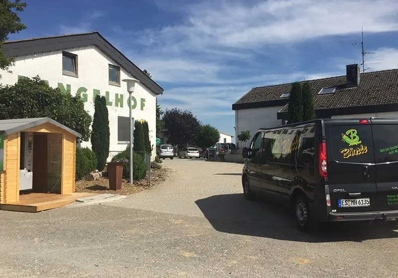 Der Transporter der Metzgerei Bäurle parkt vor dem Dangelhof, wo das Geflügel herkommt.